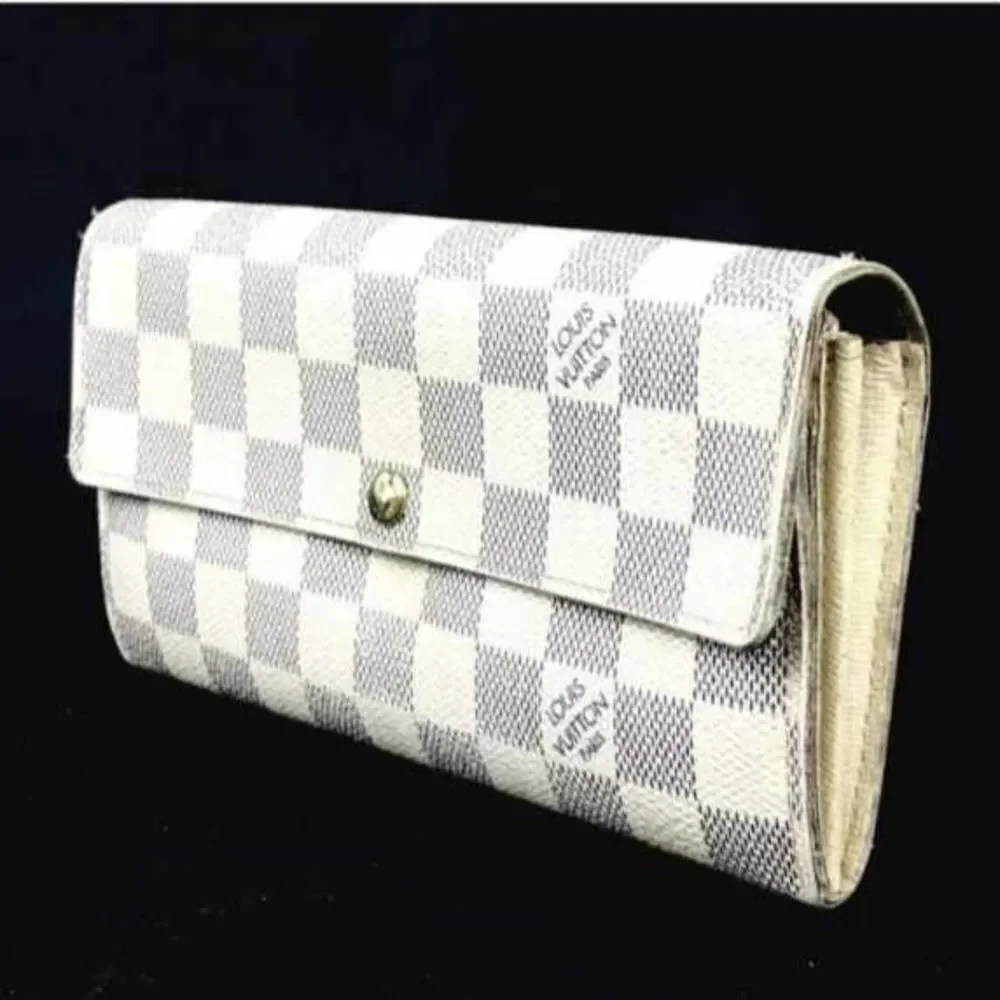 Authentic Louis Vuitton White Damier Wallet CAJ009.